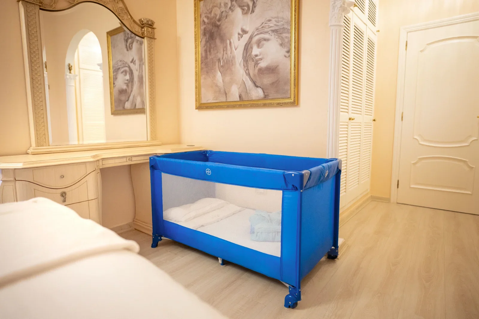 Cot prepared in a family bedroom at Villa Solea